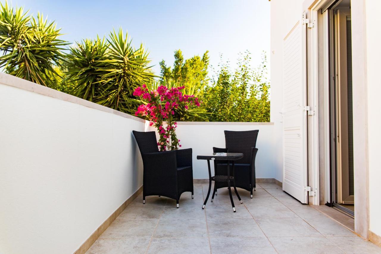 Dal Signor Wolf Bed & Breakfast Pezze Di Greco Exterior photo
